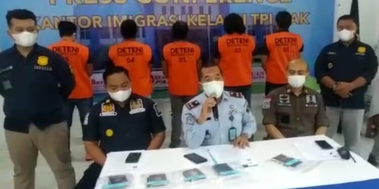 Imigrasi Siak Tahan Lima Warga Negara Filipina