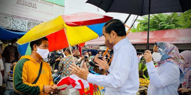 Presiden Beri BLT Minyak Goreng dan BMK di Kota Jambi