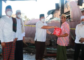 Tinjau Lokasi kebakaran Tungkal Harapan, Wabup Serahkan Bantuan 