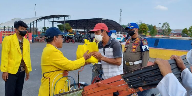 HUT UT Ke-32, IKA-UT Tanjab Barat Bagi Sembako ke Abang Becak