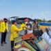 HUT UT Ke-32, IKA-UT Tanjab Barat Bagi Sembako ke Abang Becak