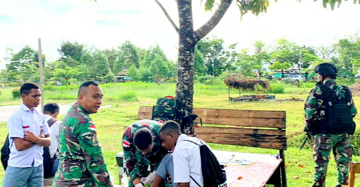 Respon Cepat Tim Kesehatan Satgas Yonif Raider 142/KJ Untuk Memeriksa Kesehatan Warga di Perbatasan