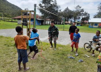 Kebersamaan Satgas Pamtas Yonif Raider 142/KJ Dengan Anak – Anak Di Perbatasan Papua