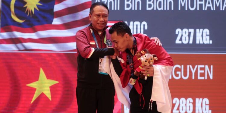 Persembahkan Emas Pertama untuk Angkat Besi