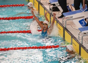 Selebrasi perenang Masniari Wolf usai tercepat di 50m gaya punggung putri SEA Games 2021 Vietnam di My Dinh Water Sport Palace, Ha Noi, Minggu (15/05). (foto: NOC Indonesia/MP Media/Iqbal Fauzi)