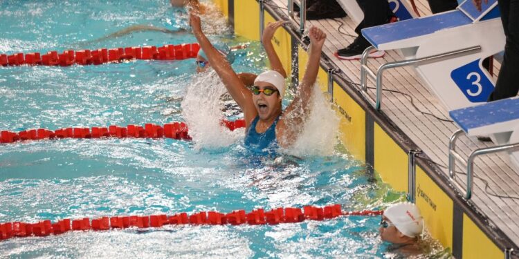 Selebrasi perenang Masniari Wolf usai tercepat di 50m gaya punggung putri SEA Games 2021 Vietnam di My Dinh Water Sport Palace, Ha Noi, Minggu (15/05). (foto: NOC Indonesia/MP Media/Iqbal Fauzi)