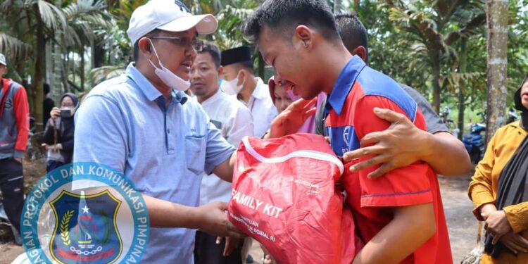 Serahkan Bantuan Kebakaran Senyerang, Bupati Ucapkan Turut Berbela Sungkawa