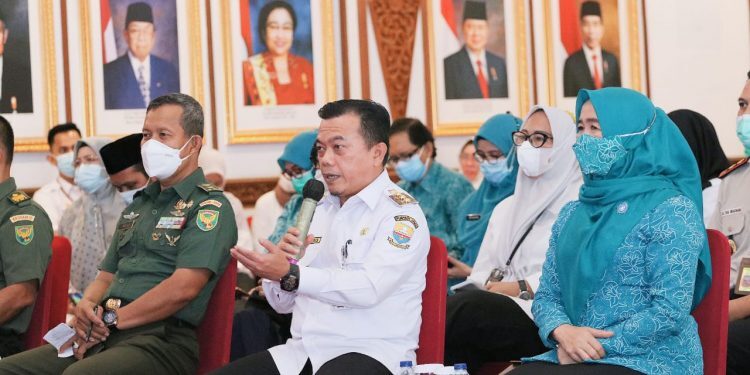 Al Haris pada Acara Pencanangan Bulan Imunisasi Anak Nasional (Foto: Kominfo Prov Jambi)