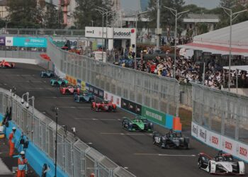 Belasan Ribu Penonton Saksikan Balap Formula E