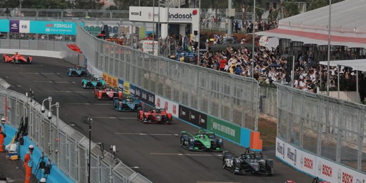 Belasan Ribu Penonton Saksikan Balap Formula E