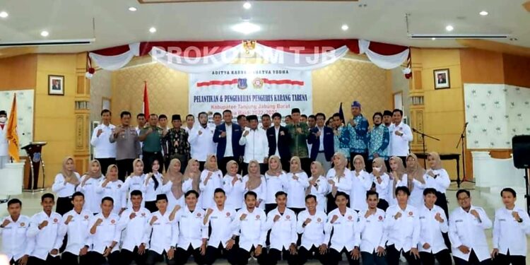 Lantik Pengurus Karang Taruna Tanjabbar, Bupati Pinta Pemuda Lebih Inovatif