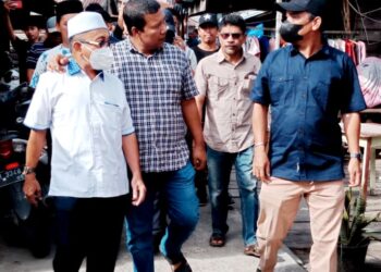Bupati Tanjabtim Serahkan Bantuan Korban Kebakaran Kampung Nelayan 