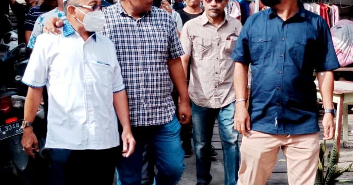 Bupati Tanjabtim Serahkan Bantuan Korban Kebakaran Kampung Nelayan 