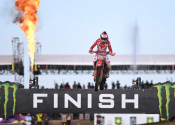 Pembalap tim HRC asal Slovenia Tim Gajser melewati garis finis saat balapan pada seri ke-12 kejuaraan dunia motocross MXGP Samota 2022 di Rocket Motor Circuit, Sumbawa, NTB, Minggu (26/6/2022). Antara Foto/ Hafidz Mubarak