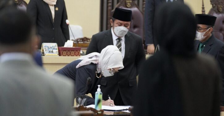Penandatanganan keputusan DPRD Sumsel Tentang pembentukan Pansus oleh Ketua DPRD Sumsel Hj. R.A. Anita Noeringhati, SH, MH. (Photo: hms).