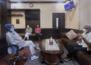 Ketua DPRD Sumatera Selatan (Sumsel) Hj RA Anita Noeringhati saat menerima Kepala Kantor Arkeologi Sumatera Selatan (Sumsel) , Wahyu Rizky Andhifani, S.S, M.M yang bersilaturahmi di ruang kerja Ketua DPRD Sumsel, Selasa (19/4). (Photo: ist).