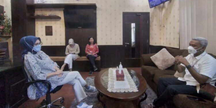 Ketua DPRD Sumatera Selatan (Sumsel) Hj RA Anita Noeringhati saat menerima Kepala Kantor Arkeologi Sumatera Selatan (Sumsel) , Wahyu Rizky Andhifani, S.S, M.M yang bersilaturahmi di ruang kerja Ketua DPRD Sumsel, Selasa (19/4). (Photo: ist).