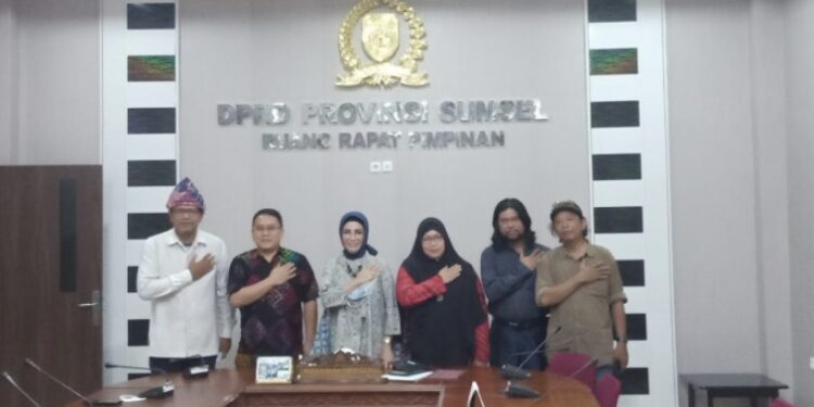Ketua DPRD Provinsi Sumatera Selatan (Sumsel) Hj RA Anita Noeringhati saat menerima Panitia Pemilihan Putra Putri Palembang Darussalam di ruang pertemuan di Gedung DPRD Sumsel, Selasa (19/4). (Photo: ist).