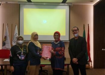 Ketua DPRD Sumsel sekaligus Ketua PBI Terpilih, Hj RA Anita Noeringhati SH MH (merah)