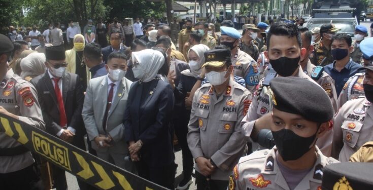 Ketua DPRD Sumsel Hj Anita Temui Ribuan Massa Demo dari Mahasiswa BEM Nusantara