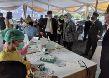 DPRD Sumatera Selatan (Sumsel) berkerjasama dengan Dinas Kesehatan (Dinkes ) Sumsel dan Rumah Sakit Umum Daerah Siti Fatimah, menggelar vaksin booster Phyzer dan Astra Zeneca di halaman kantor DPRD Sumsel, Senin (14/2). (Photo: ist/hms).