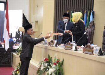Antoni Yuzar SH MH selaku pelapor rekomendasi DPRD Sumsel dalam rapat paripurna, Kamis (12/5) di Aula lantai III Gedung DPRD Sumsel dengan agenda penyampaian rekomendasi terkait Laporan Keterangan Pertanggungjawaban (LKPJ) Gubernur Sumsel Tahun anggaran 2021. (Photo: hms/ist).