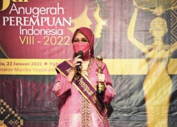 Ketua DPRD Sumatera Selatan RA Anita Noeringhati menerima penghargaan Anugerah Perempuan Indonesia (API) - VIII yang diserahkan Dewan Penasehat PPPI Dewi Motik Pranomo. (FOTO: IG @ra.anita.noeringhati.sh.mh)