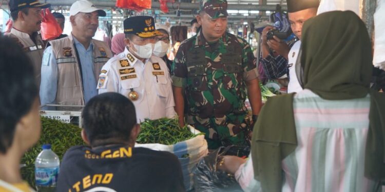 Gubernur Jambi Bersama Danrem 042/Gapu Sidak Pasar Angso Duo
