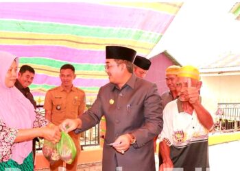 Tinjau Lokasi Bencana Longsor Kampung Nelayan, Bupati Serahkan Bantuan 