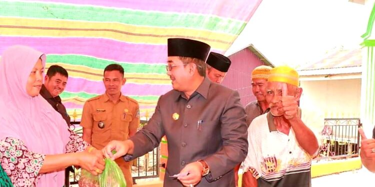 Tinjau Lokasi Bencana Longsor Kampung Nelayan, Bupati Serahkan Bantuan 