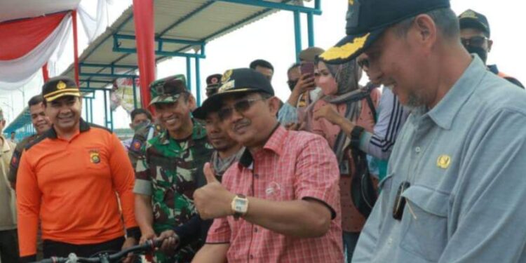Buka Lomba Menongkah Berselancar Di Lumpur, Bupati : Mari Kita Angkat dan Lestarikan Kearifan Lokal 