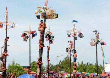 Buka Perlombaan Panjat Pinang, Bupati Ingatkan Panitia Pentingnya Keselamatan 