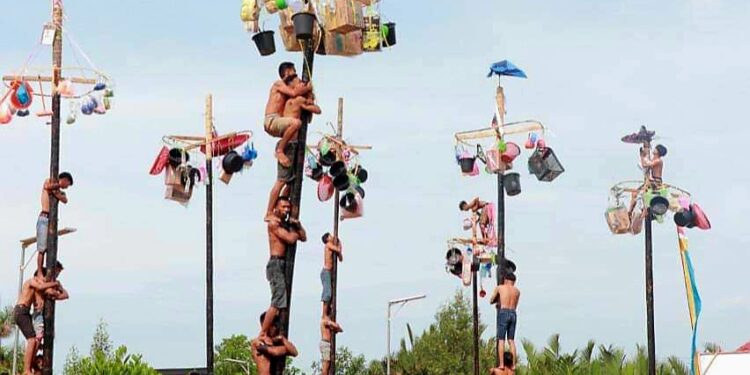 Buka Perlombaan Panjat Pinang, Bupati Ingatkan Panitia Pentingnya Keselamatan 