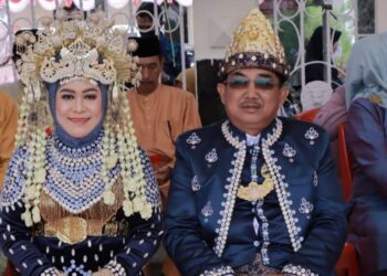 Didampingi Ketua TP-PKK, Bupati Lepas Peserta Pawai Budaya Kualatungkal 