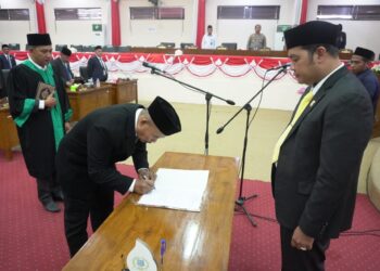 Ketua DPRD Tanjabbar Pimpin Rapat Paripurna Peringatan Antar Waktu 
