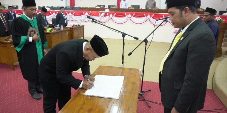 Ketua DPRD Tanjabbar Pimpin Rapat Paripurna Peringatan Antar Waktu 