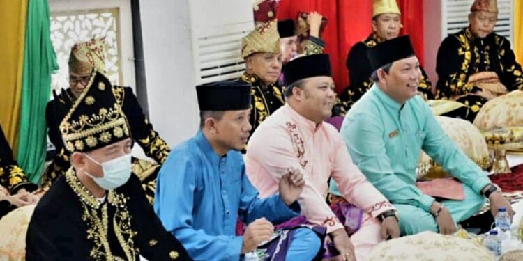 Wabup Hadiri Penganugerahan Gelar Adat Melayu Jambi Kepada Pejabat Negara