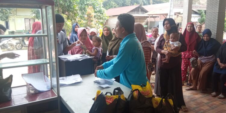 Mengurangai Dampak Covid-19, Pemdes Talang Makmur Bagikan 800 Paket Sembako