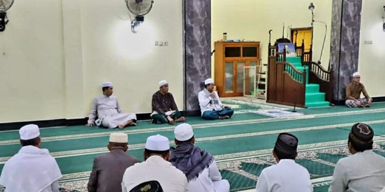 Bupati Tanjab Barat Safari Subuh di Masjid Darussalam Kelurahan Tungkal III