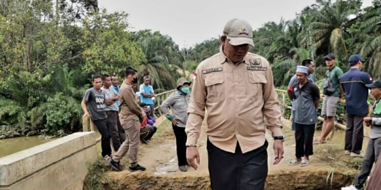 Hairan Tinjau Langsung Kondisi Jembatan Putus Desa Lubuk Bernai – Lubuk Lawas 