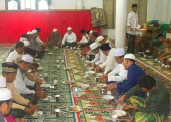 Bersama Camat Tungkal Ilir, Bupati Laksanakan Safari Jumat di Masjid Nurul Hasanah