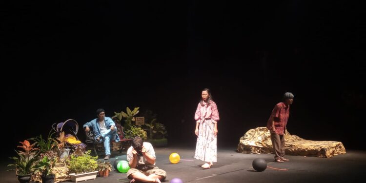 Sanggar HIMA Bahasa Indonesia UNBARI Kembali Hadir Tunjukkan Eksistensinya di Panggung Teater
