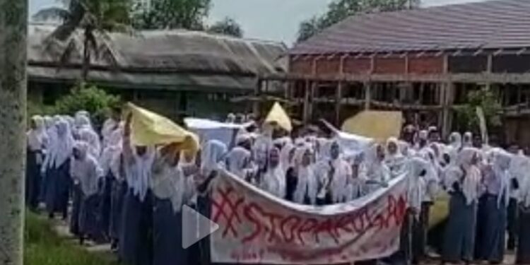 Dinilai Kepsek Arogan, Ratusan Siswa SMKN 1 Tanjabbar Demo
