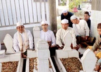Safari Subuh di Masjid Lama Hidayatullah Tungkal II, Bupati Ziarah Ke Makam Kakek