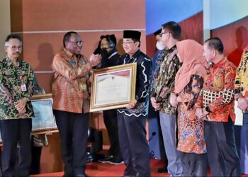 Anwar Sadat Terima Penghargaan Upakarya Wanua Nugraha