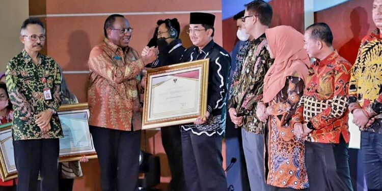 Anwar Sadat Terima Penghargaan Upakarya Wanua Nugraha