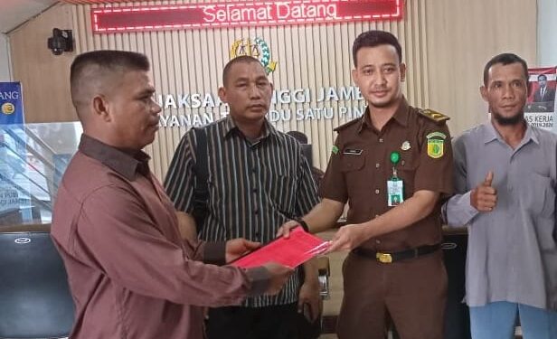 Masyarakat Desa Sungai Bungur Laporkan Pihak Koperasi Mekar Jaya dan PT. PHL Ke Kejaksaan Tinggi Jambi