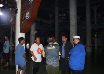 Pasca Banjir Rob, Anwar Sadat Tinjau Kondisi Masjid Agung Al-Istiqomah 