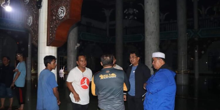 Pasca Banjir Rob, Anwar Sadat Tinjau Kondisi Masjid Agung Al-Istiqomah 