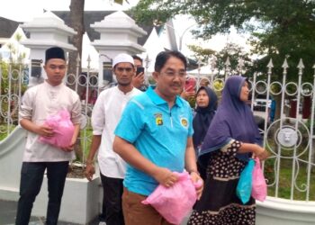 Anwar Sadat Bagikan Sembako ke Warga, Ada Apa !